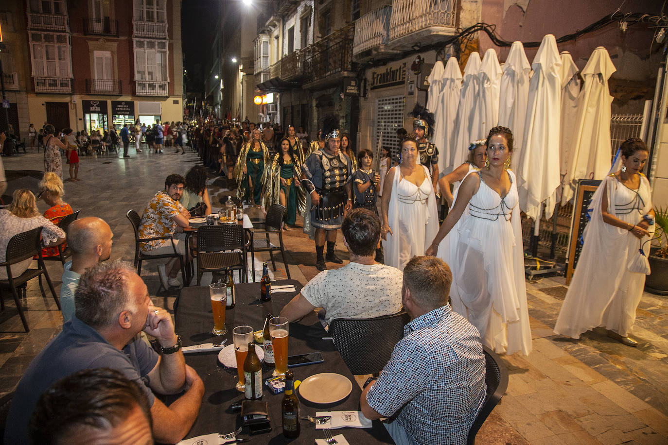 Fotos: Cientos de festeros protagonizan el encendido del fuego sagrado de Carthagineses y Romanos