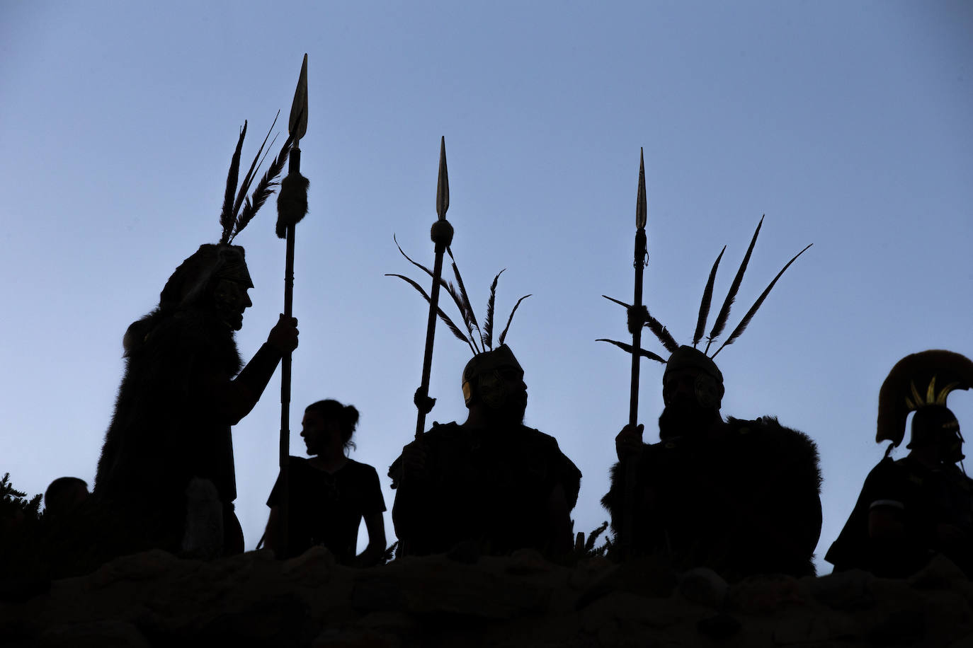 Fotos: Cientos de festeros protagonizan el encendido del fuego sagrado de Carthagineses y Romanos