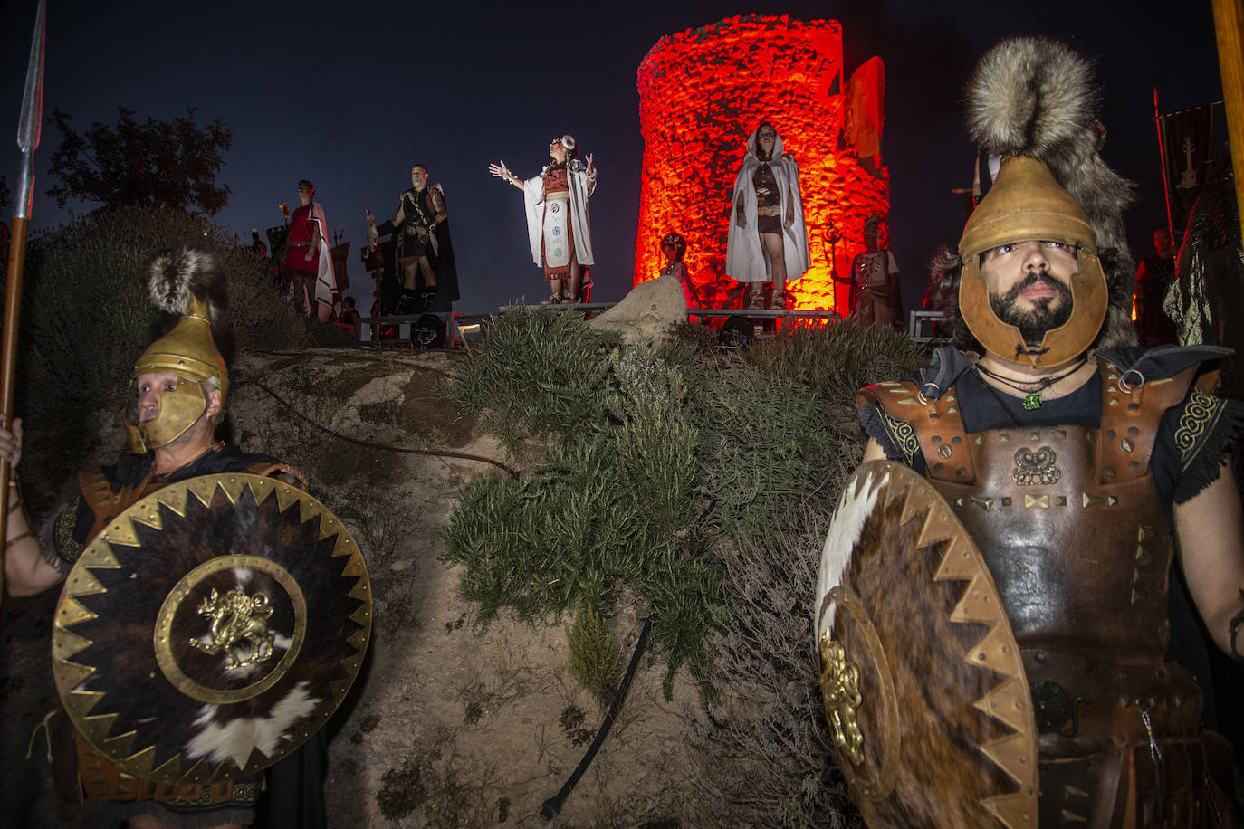 Fotos: Cientos de festeros protagonizan el encendido del fuego sagrado de Carthagineses y Romanos