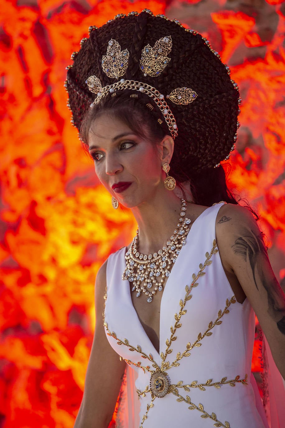 Fotos: Cientos de festeros protagonizan el encendido del fuego sagrado de Carthagineses y Romanos