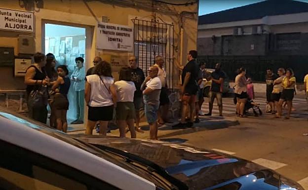 Vecinos, a las puertas de la Omita de La Aljorra por la falta de espacio.