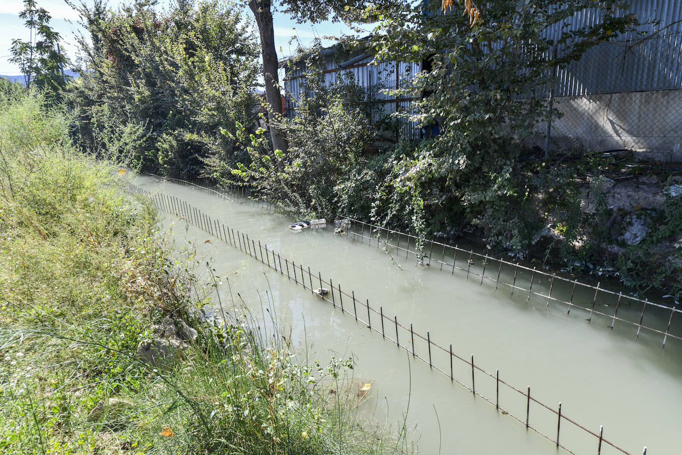 Los hierros del forjado sobresalen sobre el caudal en el tramo de la acequia de Benetucer cuyas obras se vieron paralizadas por el Consistorio el pasado mes de marzo por decreto. 