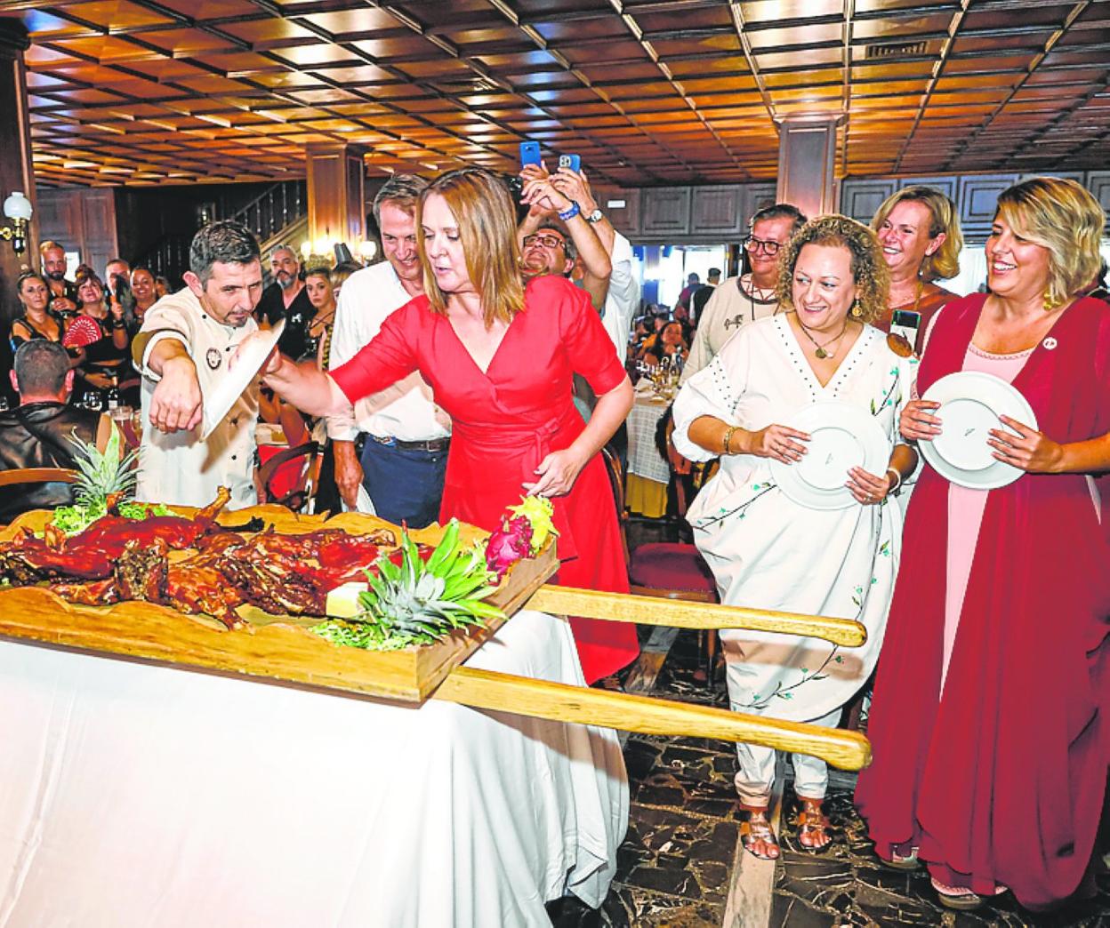 Isabel Franco, con un plato para partir el cochinillo. 