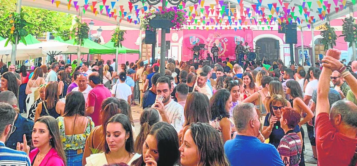 La plaza de Calderón, repleta de público, durante uno de los conciertos de la Feria de Día, ayer. Actuación del grupo de Coros y Danzas, en 'Ven a bailar con nosotros'. 