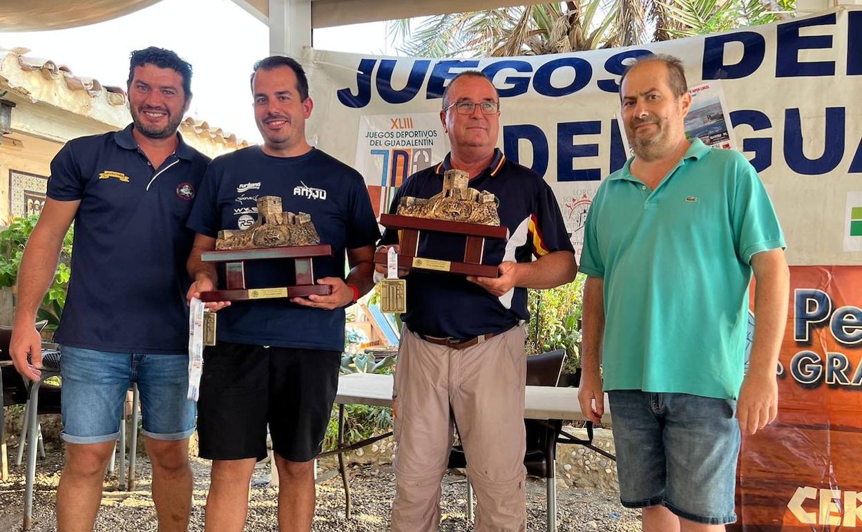 En el centro de la fotografía, Juan Morales y Juan José Hernández, los ganadores absolutos del XXIII Certamen de Pesca Deportiva Ciudad de Lorca.