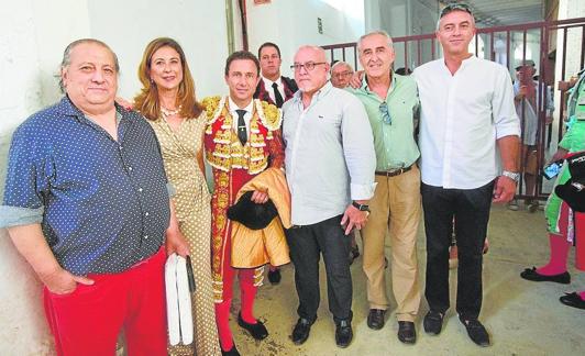 l pintor Pepe Lucas y otros amigos de Rafaelillo como José María Mainat (camisa de verde), con el diestro.