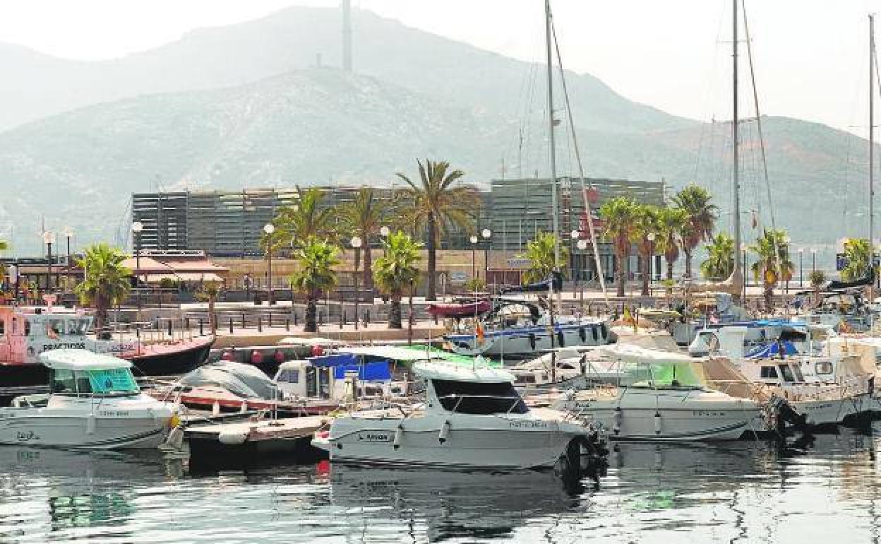 Vista del Club de Regatas de Cartagena desde el Paseo Alfonso XII, en una imagen de archivo.
