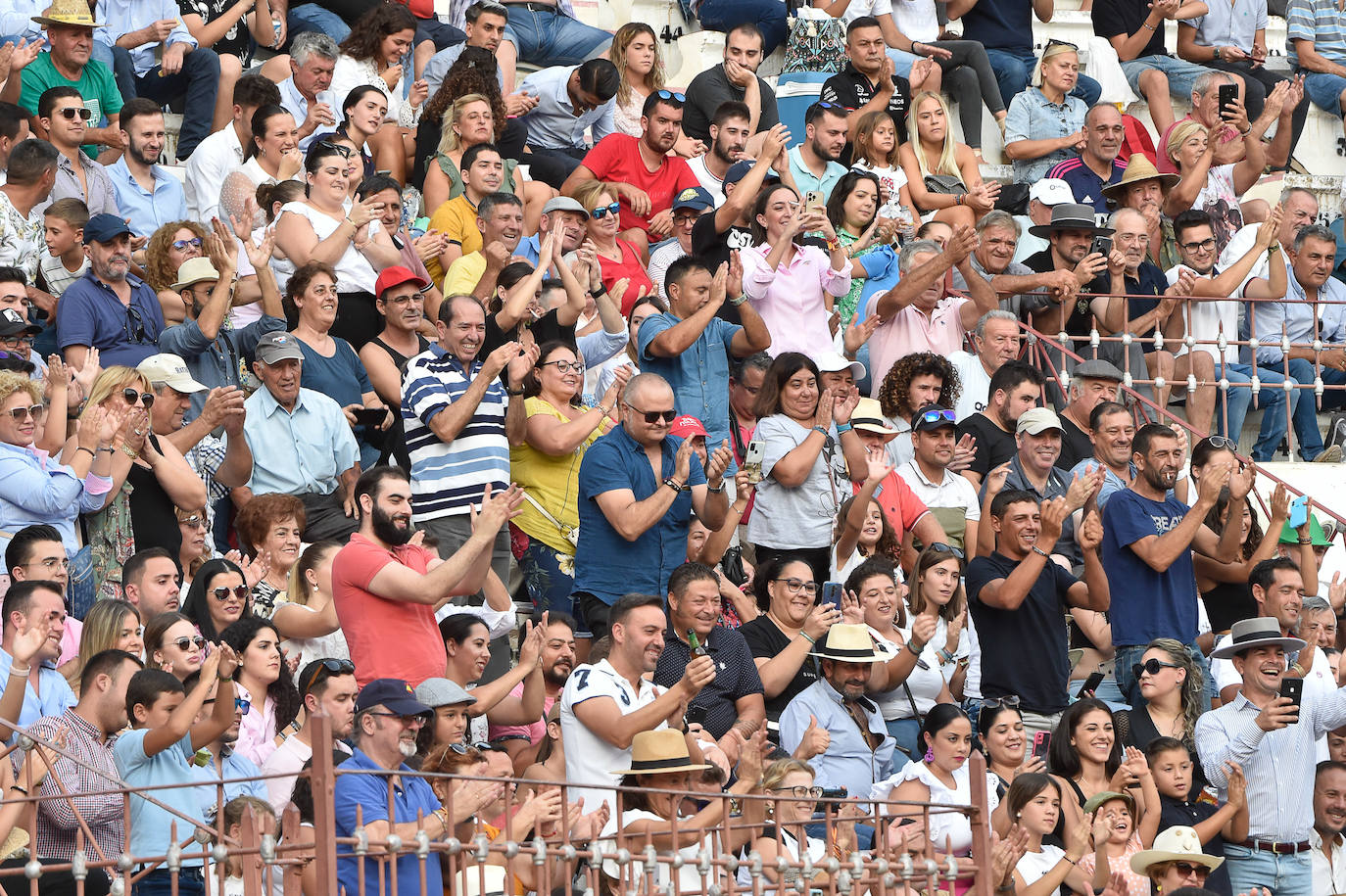 Fotos: Ambiente festivo en los tendidos de La Condomina