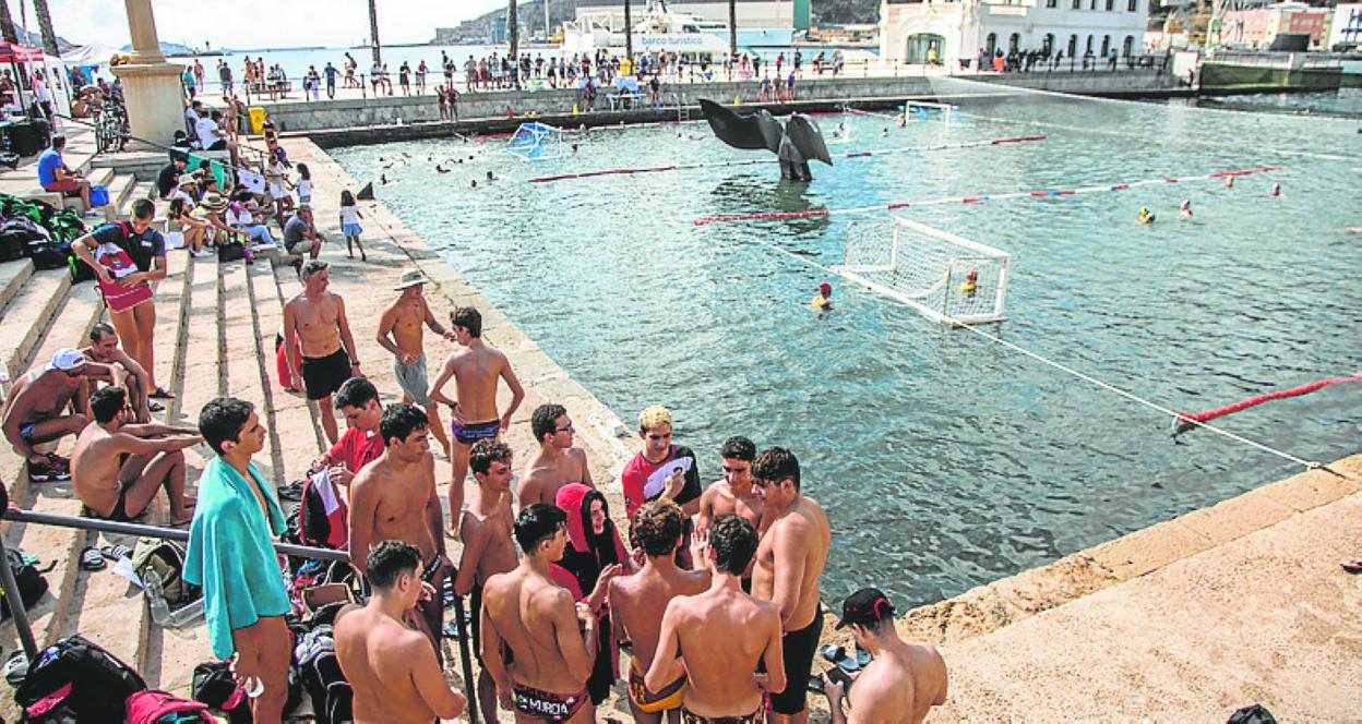 Deportistas, en la dársena del Puerto de Cartagena. 
