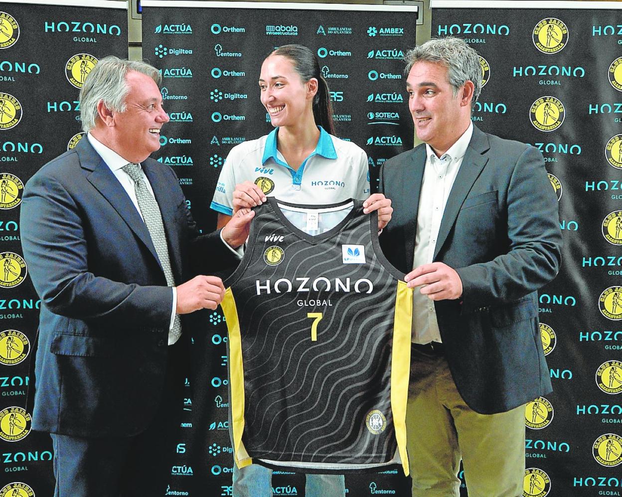Manuel Martínez Ortuño, presidente del Hozono Global; Belén Arrojo, nueva jugadora del Hozono, y Salvador Costa, presidente del club. 