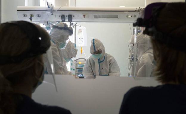 Sanitarios de la UCI del hospital Santa Lucía de Cartagena, en una imagen de archivo. 