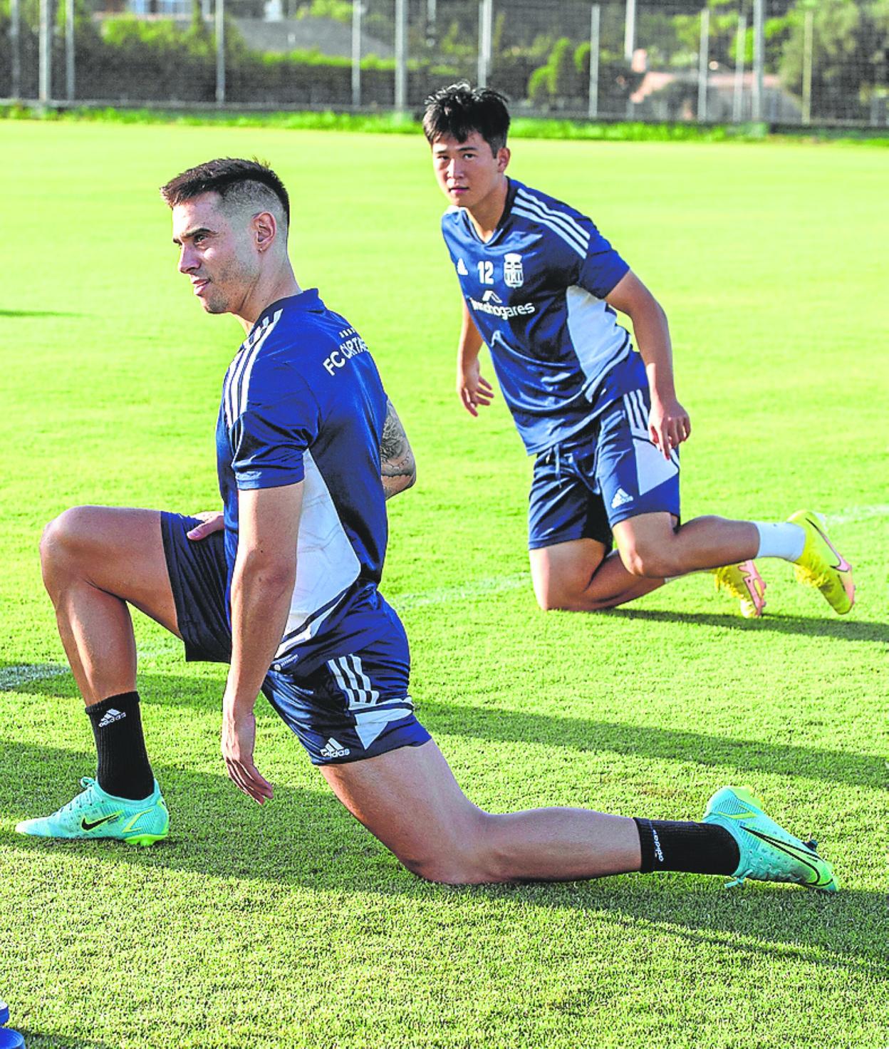 Jaime Romero, en primer término, observado por Lee, ayer. 