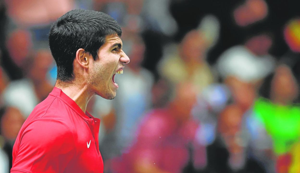 Carlos Alcaraz celebra con rabia un punto en el partido del domingo frente al coreano Kwon, en la Copa Davis. 