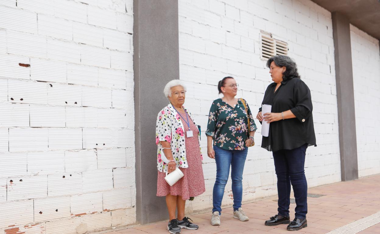 Martínez y otras integrantes de la asociación frente al bajo cedido por el Ayuntamiento para albergar el centro de día especializado. 