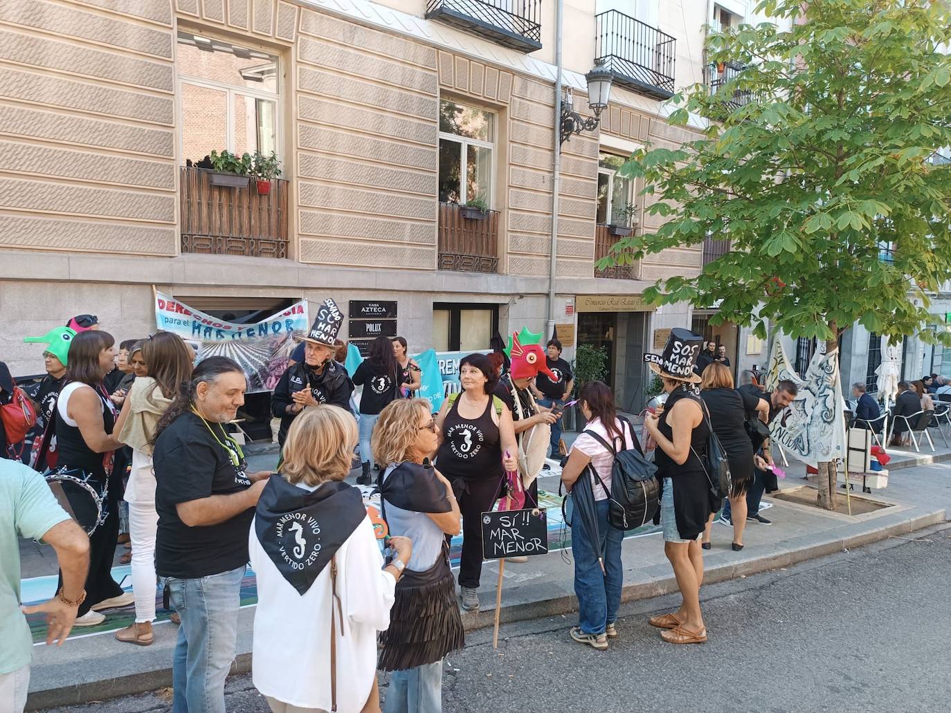 Decenas de personas esperan la votación del Senado sobre la ILP del Mar Menor. 