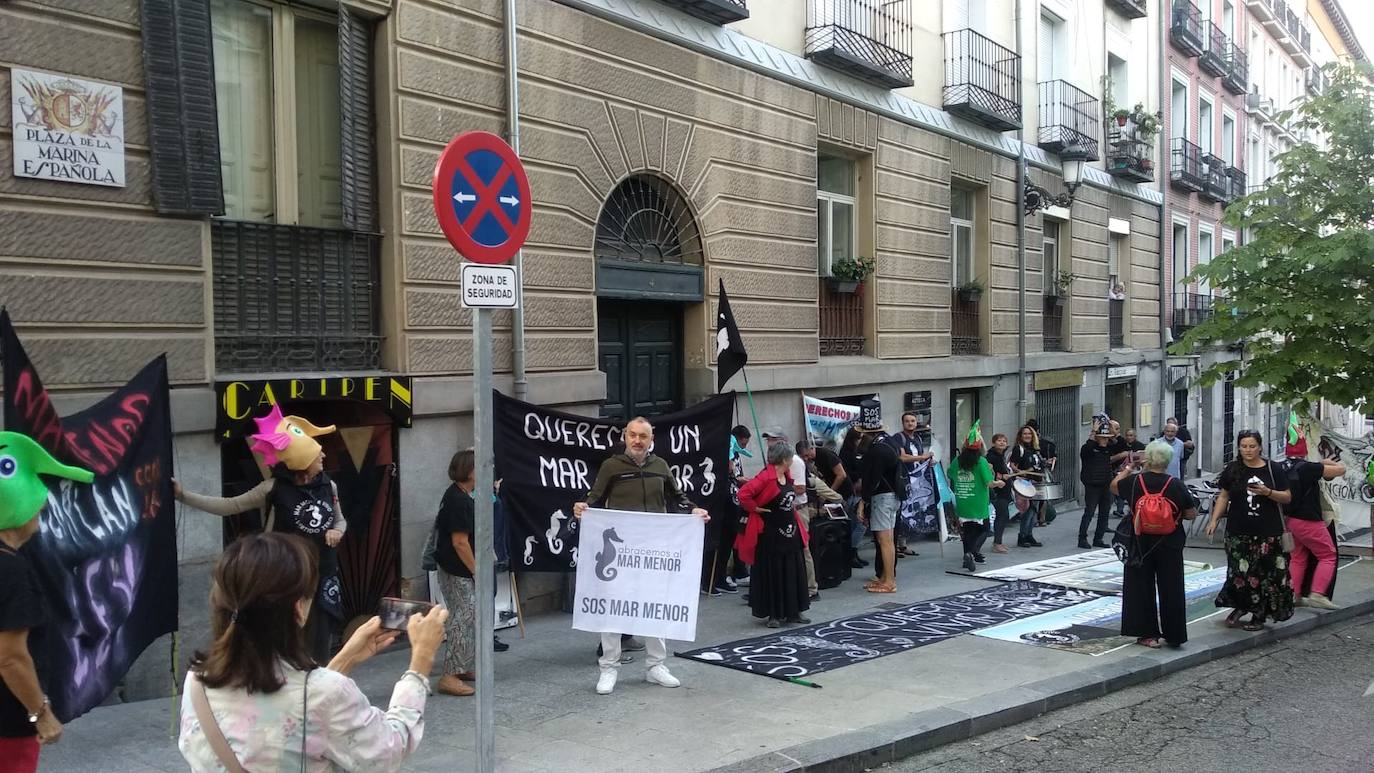 Decenas de personas esperan la votación del Senado sobre la ILP del Mar Menor. 