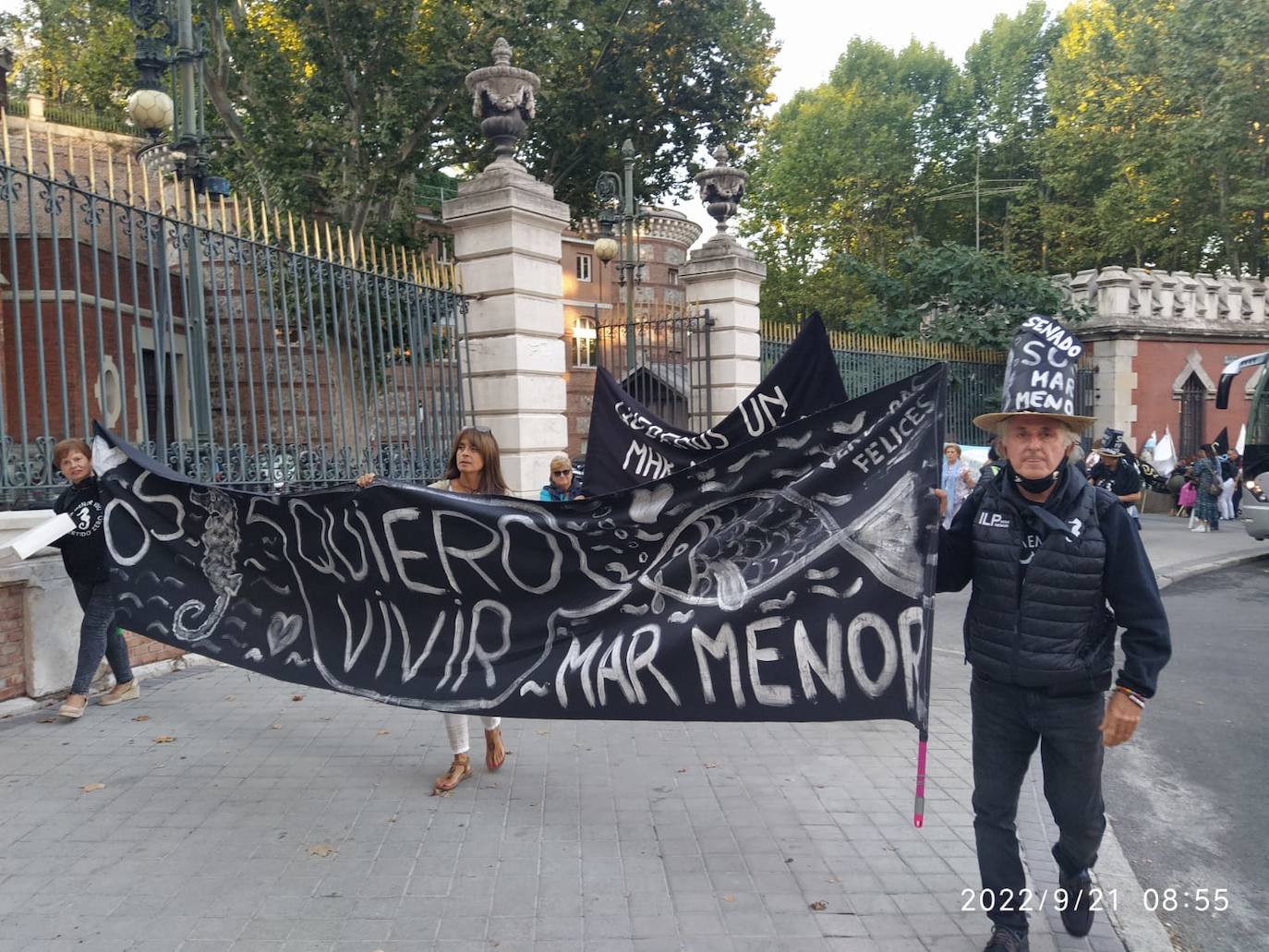 Decenas de personas esperan la votación del Senado sobre la ILP del Mar Menor. 