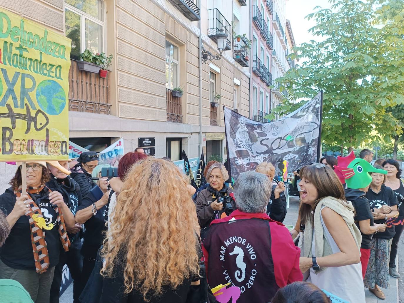 Decenas de personas esperan la votación del Senado sobre la ILP del Mar Menor. 