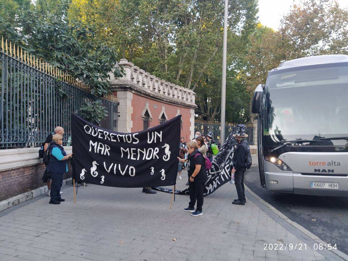 Decenas de personas esperan la votación del Senado sobre la ILP del Mar Menor. 