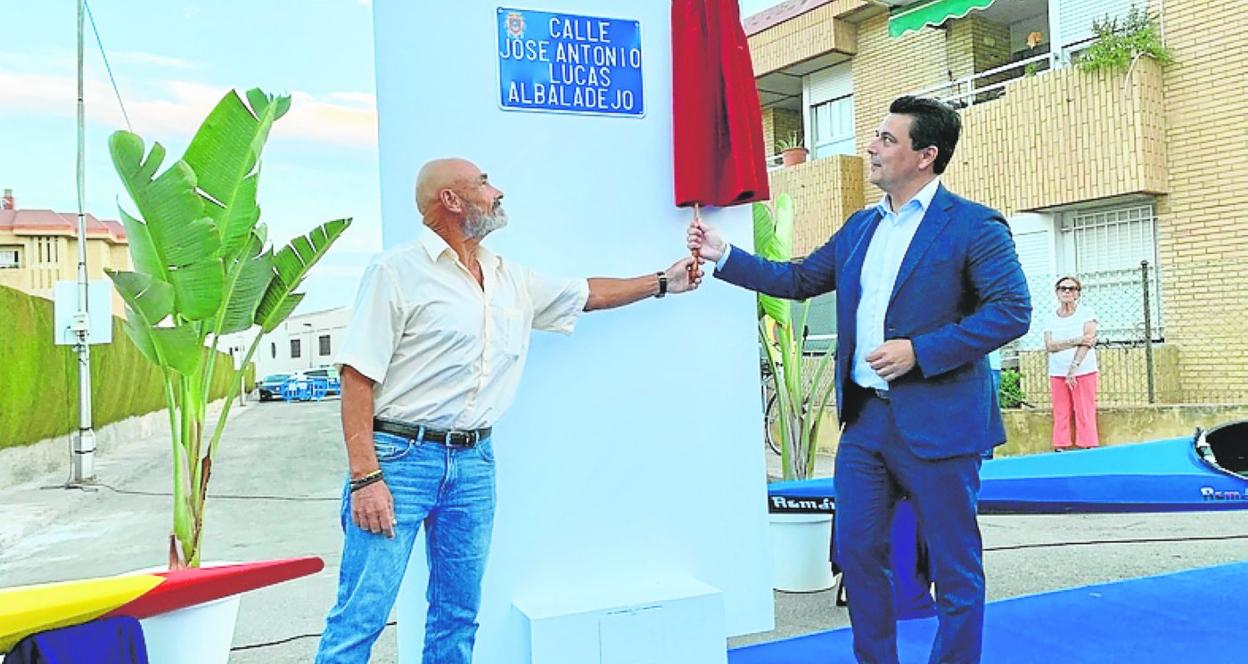 José Antonio Lucas y el alcalde de San Javier descubren la placa. 