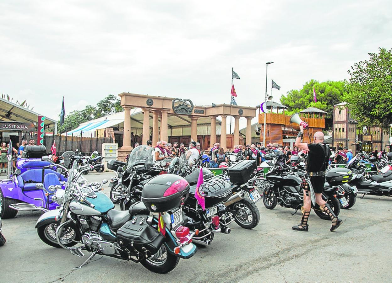 Concentración motera ante el campamento, ayer. 