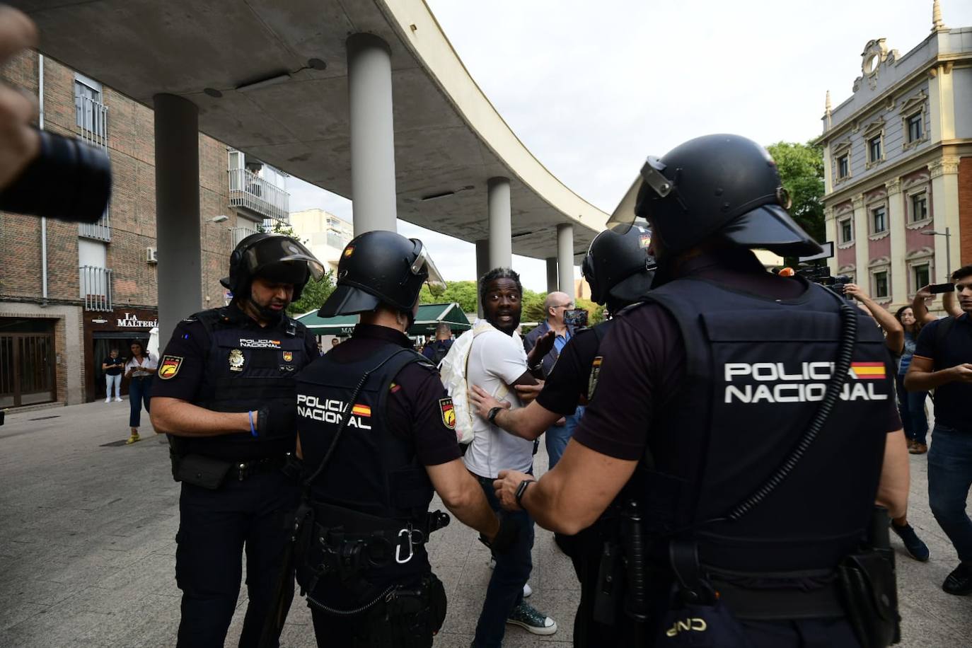 Fotos: Protesta estudiantil contra la conferencia de Macarena Olona en la Universidad de Murcia