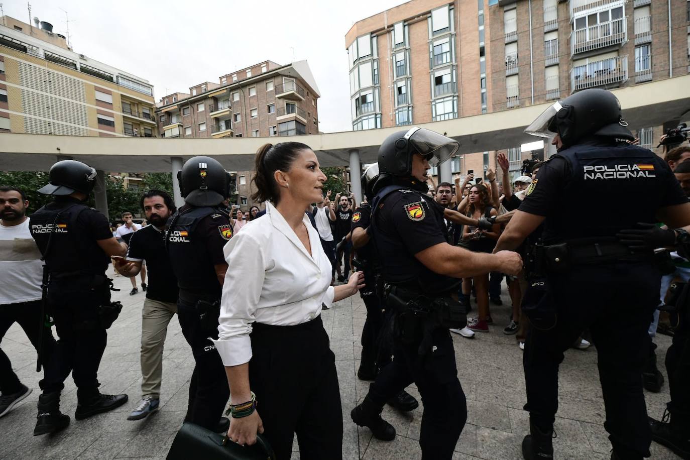 Fotos: Protesta estudiantil contra la conferencia de Macarena Olona en la Universidad de Murcia