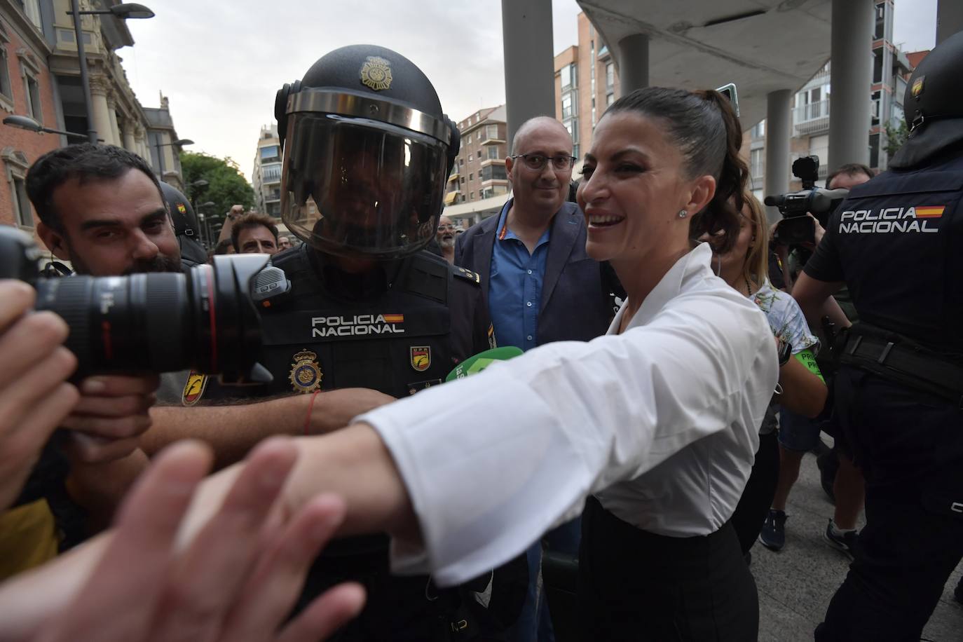 Fotos: Protesta estudiantil contra la conferencia de Macarena Olona en la Universidad de Murcia