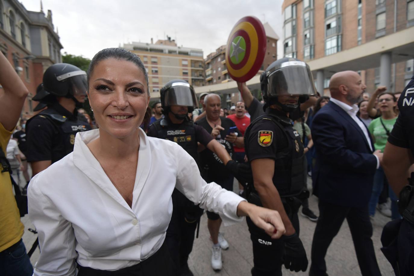 Fotos: Protesta estudiantil contra la conferencia de Macarena Olona en la Universidad de Murcia