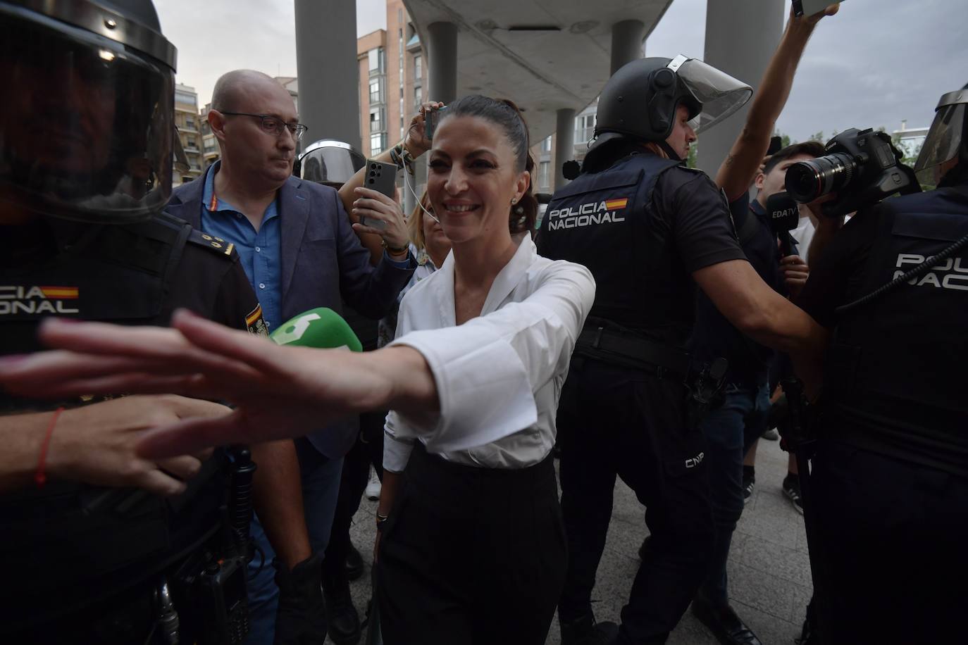 Fotos: Protesta estudiantil contra la conferencia de Macarena Olona en la Universidad de Murcia