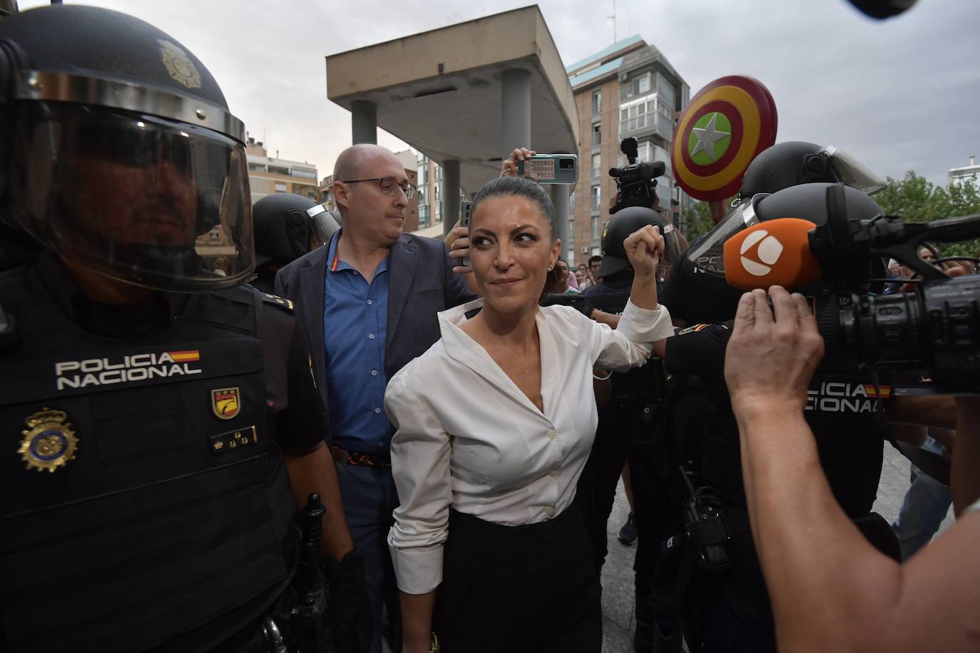 Fotos: Protesta estudiantil contra la conferencia de Macarena Olona en la Universidad de Murcia