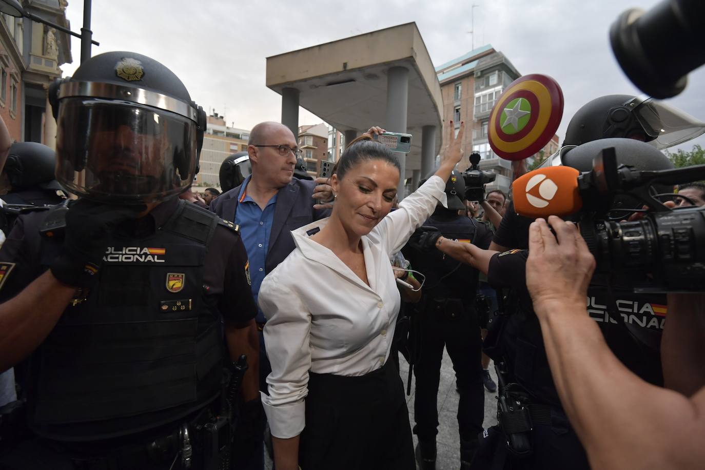 Fotos: Protesta estudiantil contra la conferencia de Macarena Olona en la Universidad de Murcia