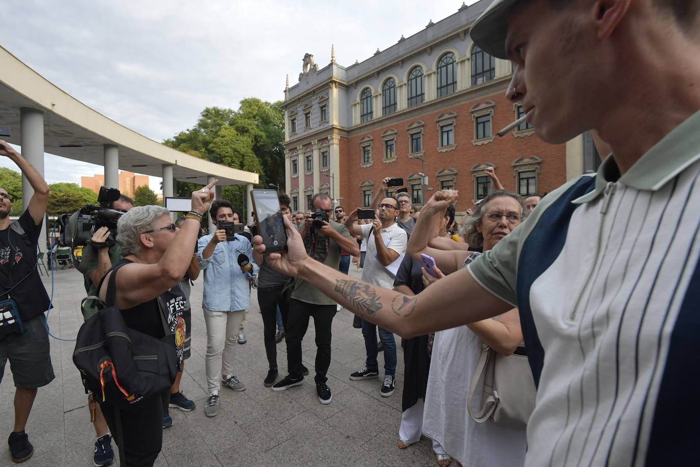 Fotos: Protesta estudiantil contra la conferencia de Macarena Olona en la Universidad de Murcia