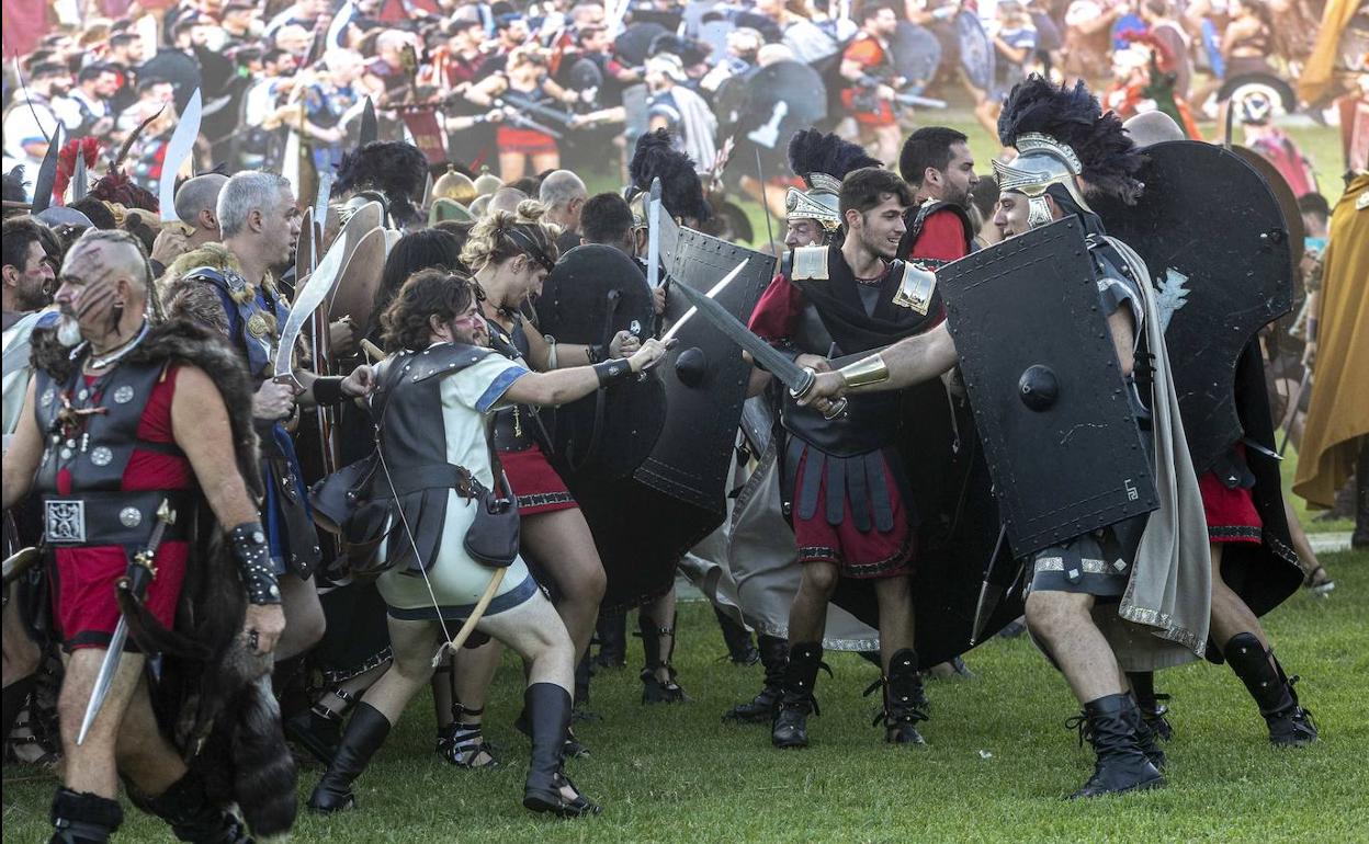 Una de las escaramuzas de la batalla, este viernes en la Cuesta del Batel de Cartagena. 