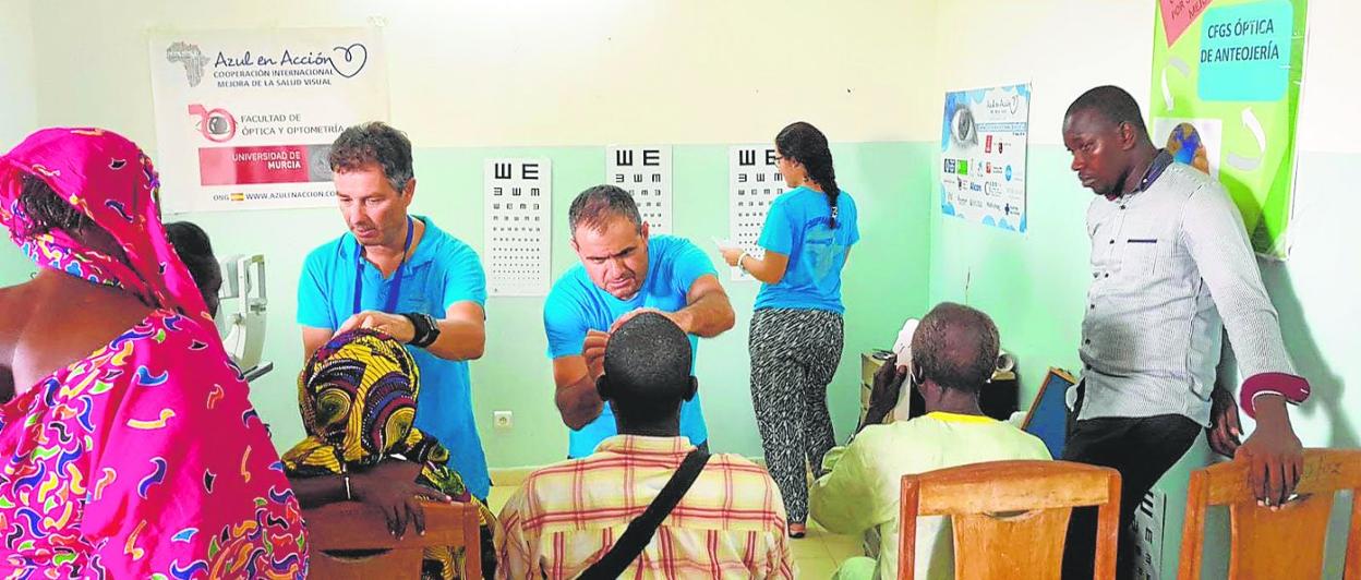 Los voluntarios de la ONG de la Policía Local de Murcia, durante los tratamientos oftalmológicos en Senegal. 