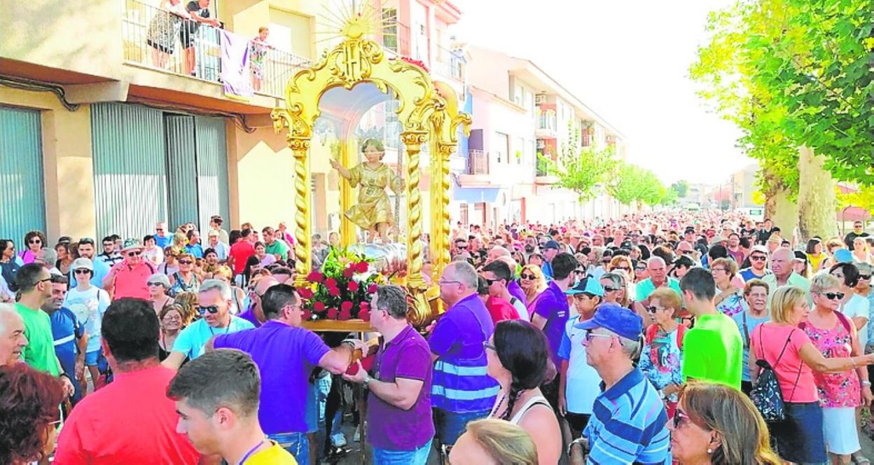 Miles de fieles acompañan, ayer, al Niño del Balate en su romería. 