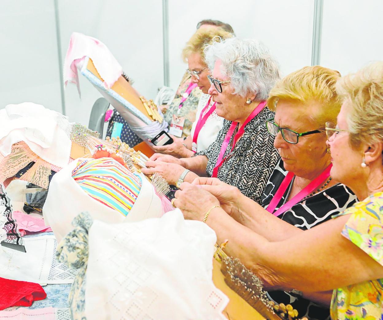 Bolilleras enfrascadas en su labor, ayer, en Feramur. 