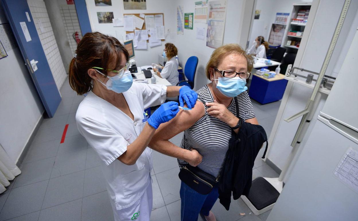 Una enfermera vacuna contra la gripe a una mujer en el centro de salud del Carmen, en una imagen de archivo. 