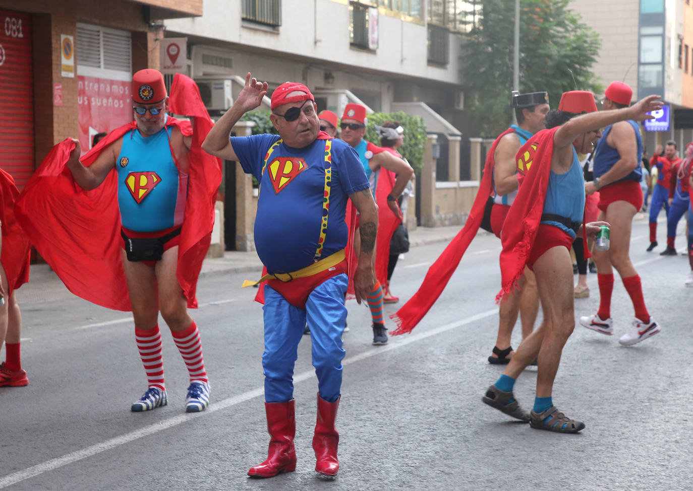 Fotos: Los superhéroes toman Cabezo de Torres en el Medio Año Carnavalero