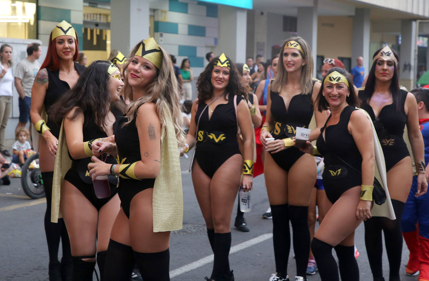 Fotos: Los superhéroes toman Cabezo de Torres en el Medio Año Carnavalero