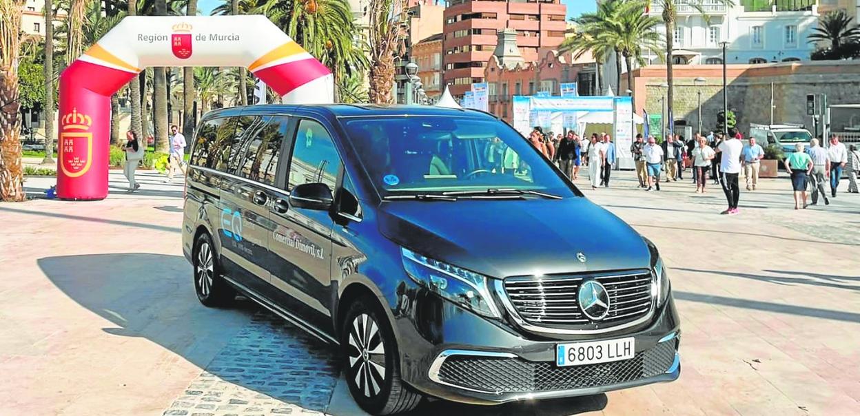 Comercial Dimovil exhibió en el campeonato el monovolumen eléctrico Mercedes EQV. 