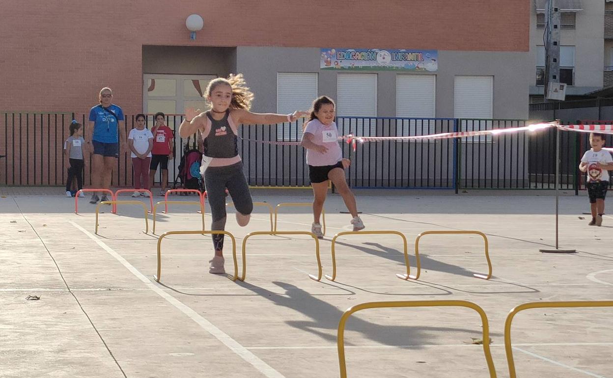 Dos niñas del programa 'Jugando al atletismo',