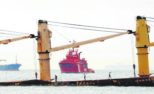 El 'Clara Campoamor', en segundo plano, junto al granelero el pasado día 2. 