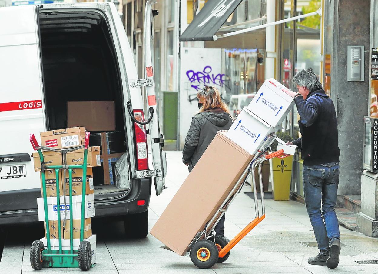 Un repartidor se dispone a entregar un lote de medicamentos a una farmacia.