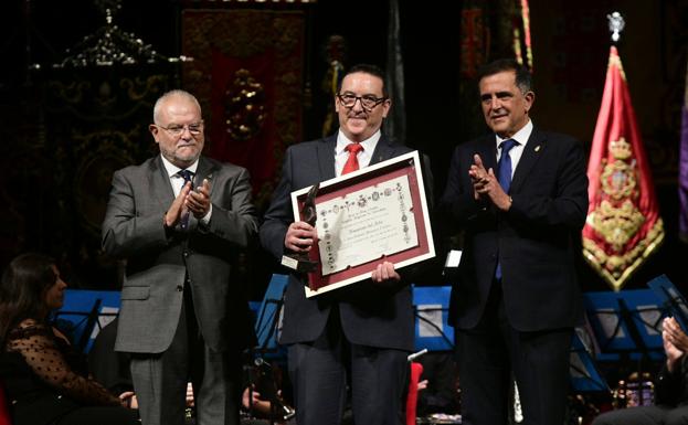 El presidente del Cabildo, José Ignacio Sánchez allesta; el Nazareno del Año, Antonio Munuera; y el alcalde de Murcia, José Antonio Serrano.