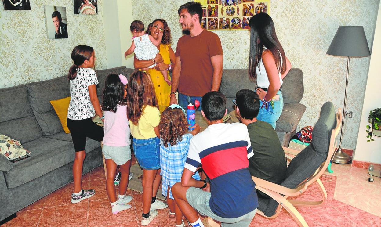 El matrimonio formado por Fran y Carmen, junto a sus ocho hijos, esta semana en su casa de Cieza. 
