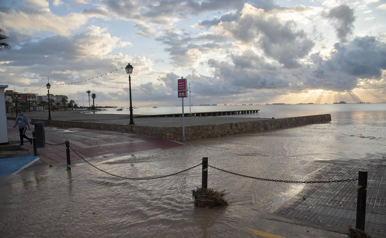 Arrastres de agua llegan al Mar Menor en Los Alcázares tras las lluvias. 