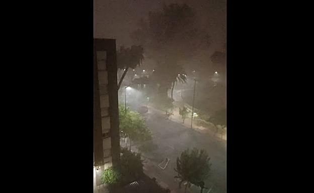Las fuertes lluvias azotan la capital murciana durante la madrugada.