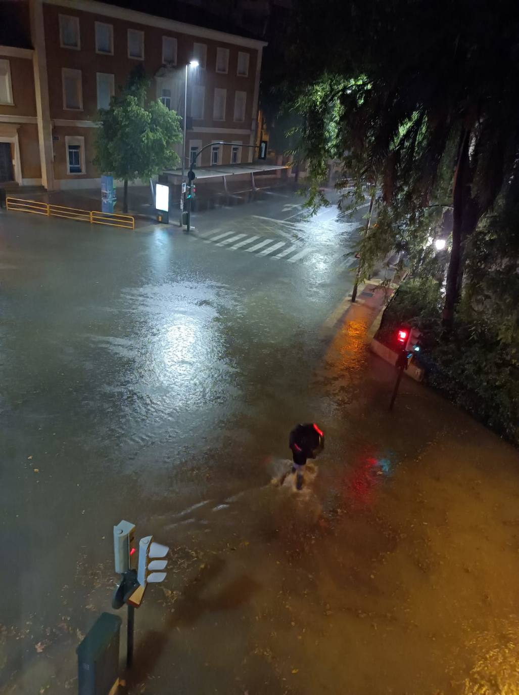 El cruce de la Calle Princesa con la Calle Torre de Romo, inundado tras las lluvias de esta madrugada. 