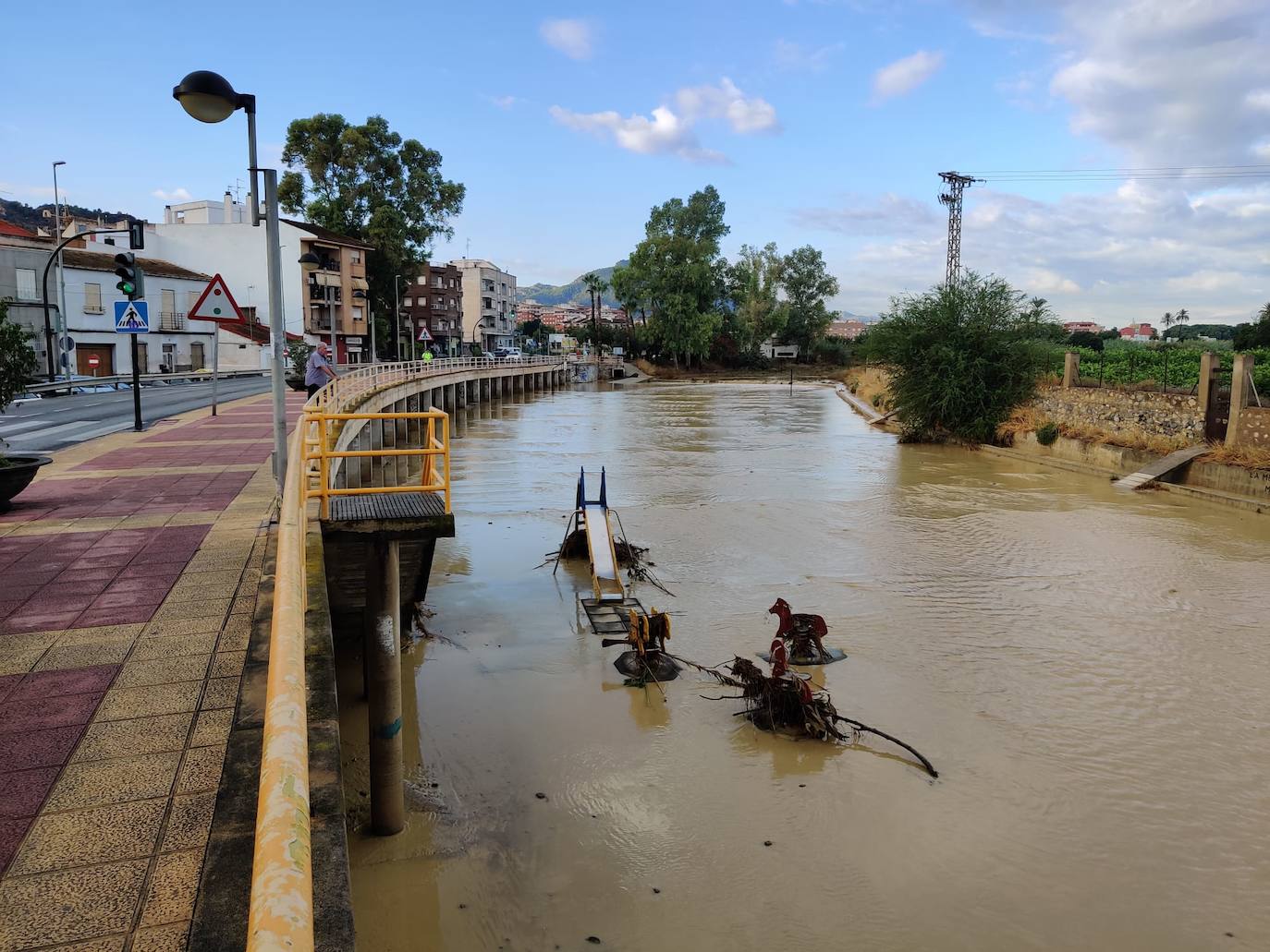 La rambla de Torreagüera amanecía cargada de agua tras las intesas lluvias. 